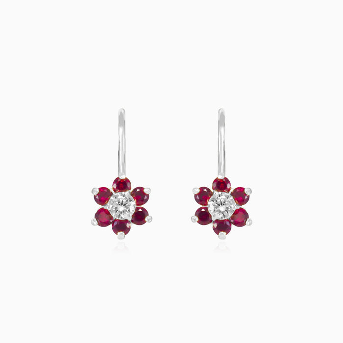 Boucles d’oreilles pendantes fleurs avec accent rubis