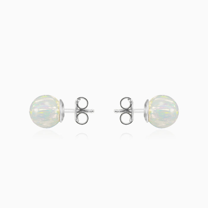 Pendientes de botón de ópalo blanco en oro