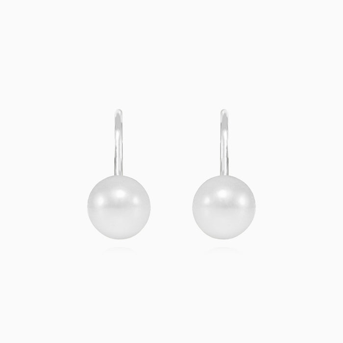 Aros clásicos de perlas en oro blanco.