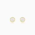 Yellow gold stud earrings with pearl