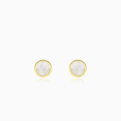 Yellow gold stud earrings with pearl