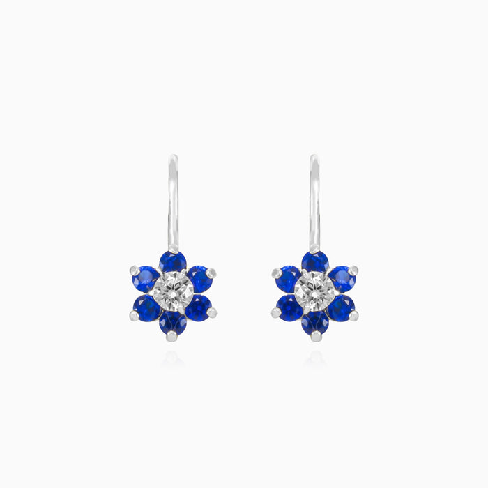 Boucles d’oreilles pendantes en forme de fleur avec accent de saphir
