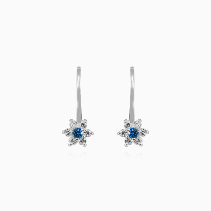 Boucles d’oreilles florales en or blanc avec saphir et éclat de zirconia