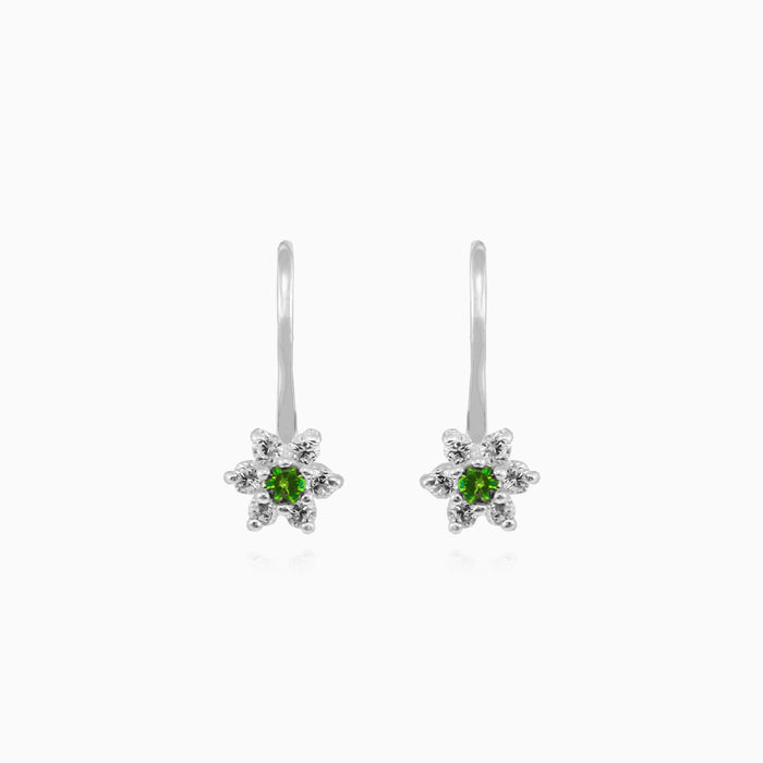 Boucles d'oreilles en or blanc avec émeraudes en forme de fleur et scintillements de zirconium