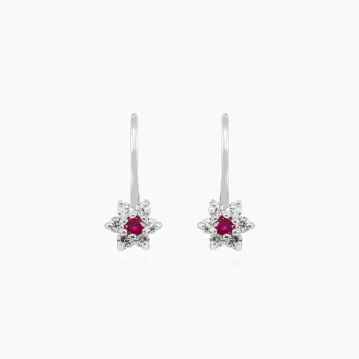 Boucles d’oreilles florales en or blanc avec rubis et éclat de zircone