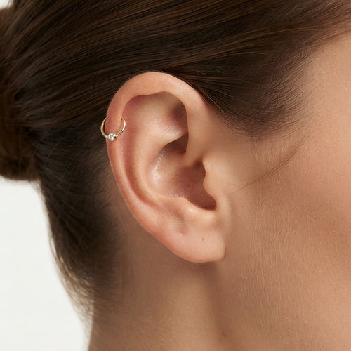 Zlatý kroužkový piercing se zirkonem