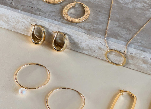 Zlaté náušnice ze 14kt žlutého zlata. Detailně propracované náušnice s řeckým vzorem, náušnice s diamantovým leskem, náušnice s perlovou obručí. Velký výběr náušnic ze zlata a stříbra.