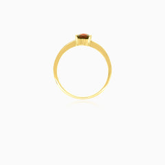 Yellow gold ring with oval garnet