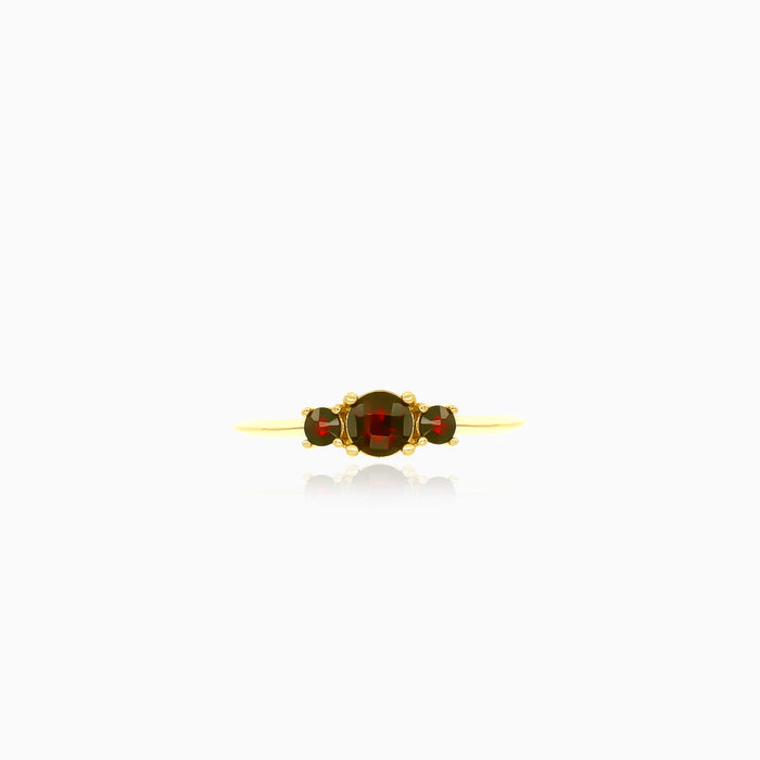 Stylischer Gelbgoldring mit drei Garnets