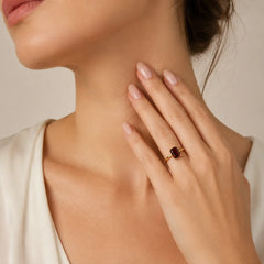 Prsten ze žlutého zlata s granátem