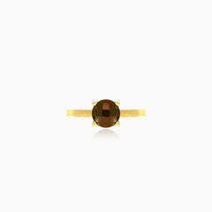 Yellow golg ring with one round garnet