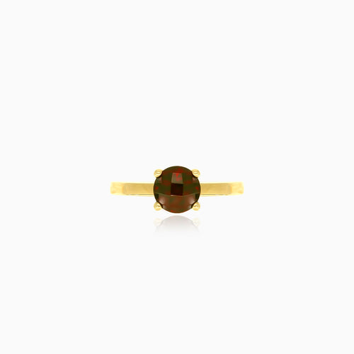 Yellow golg ring with one round garnet