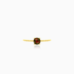 Decorated yellow gold ring with garnet