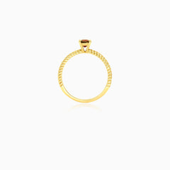 Decorated yellow gold ring with garnet