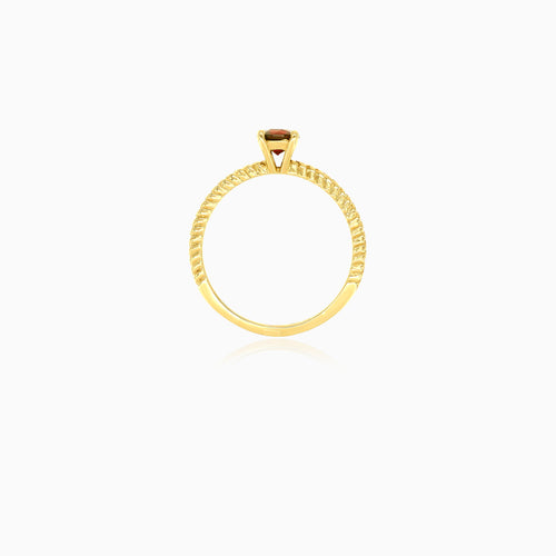 Decorated yellow gold ring with garnet