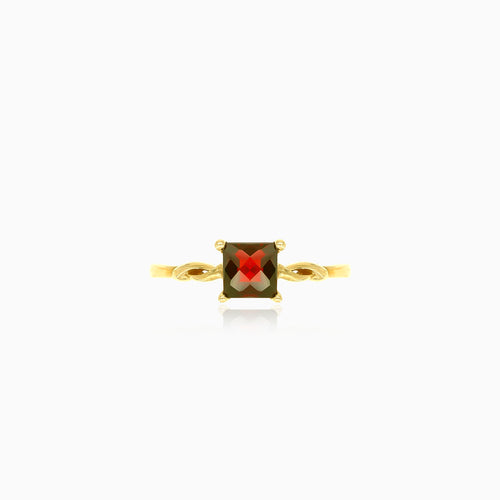 Stylish yellow gold ring with solitaire garnet