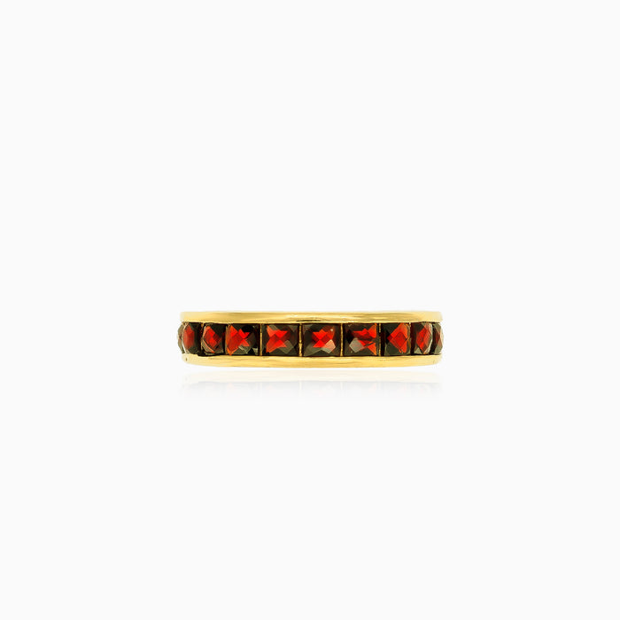 Anillo de oro amarillo con granates y estilo