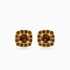 Square-shaped garnet stud earrings in gold