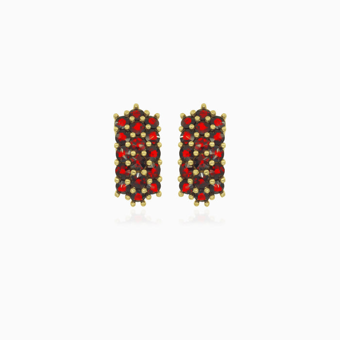 Pendientes de oro amarillo con estilo y tres filas de granates