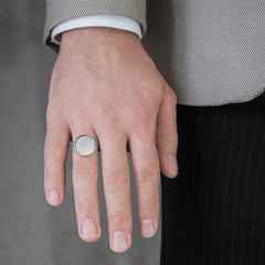 Silver bold ring with mother of pearl