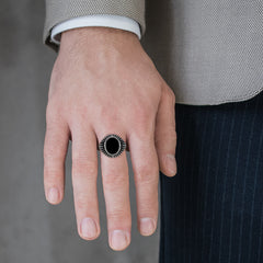 Oval onyx men ring with side line detailing