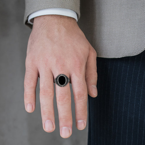 Oval onyx men ring with side line detailing