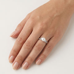 Elegantní stříbrný prsten se sněhově bílou perlou