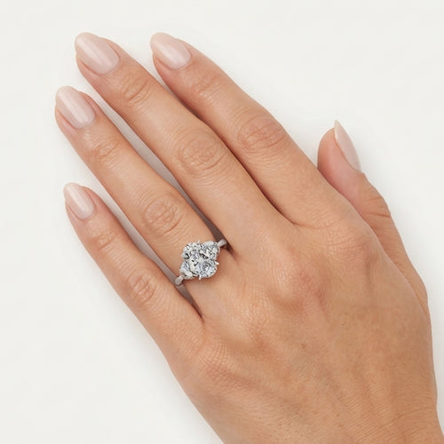 Stříbrný prsten s oválnou zirkonií