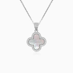 Colgante de perla con trébol de plata de ley