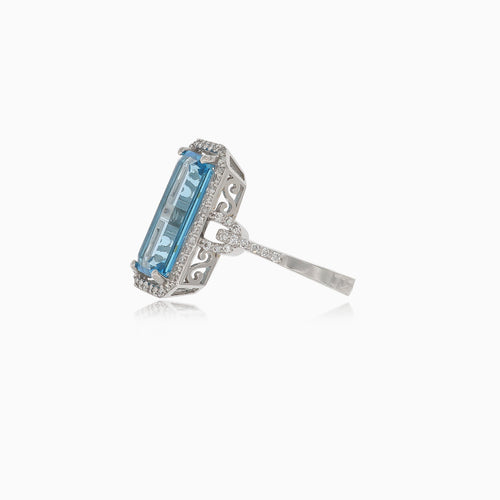 Elegantní prsten s modrým topazem z bílého zlata