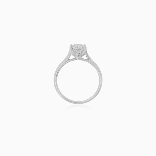 Prsteň Lotus s oválnym laboratórnym diamantom