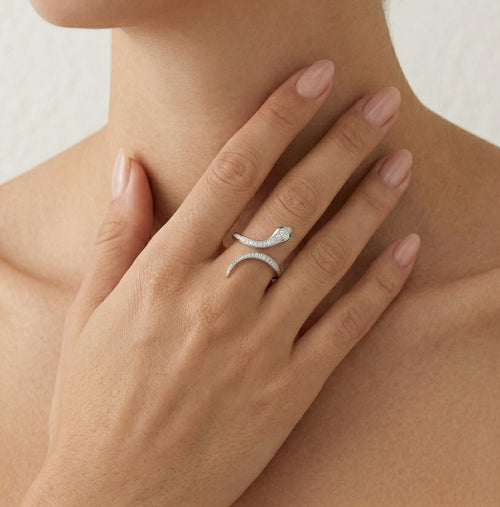 Třpytivý hadí prsten se zelenýma očima