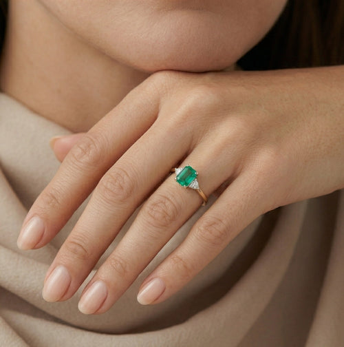 Elegant yellow gold ring with diamonds and emerald