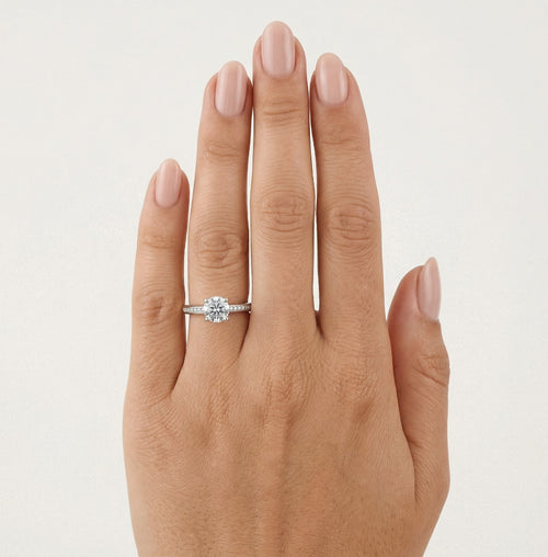 Anillo brillante de plata para mujer