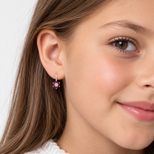 Boucles d’oreilles pendantes fleurs avec accent rubis