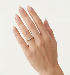 Bague en or jaune ornée de zircones cubiques étincelantes