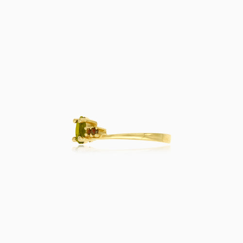 Zlatý prsten s oválným vltavínem a kulatými granáty