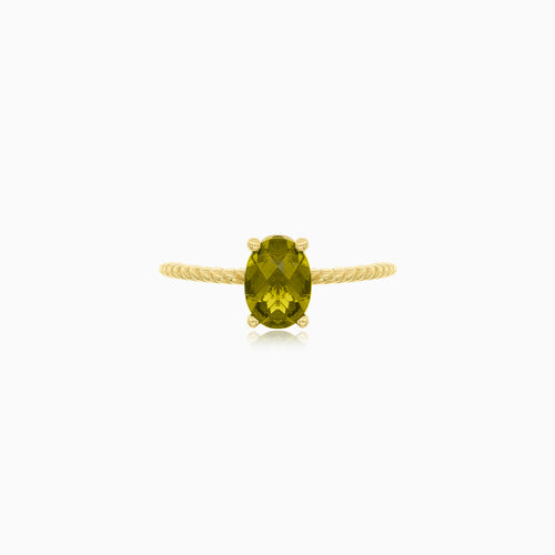 Zlatý prsten s oválným vltavínem a jemnými detaily