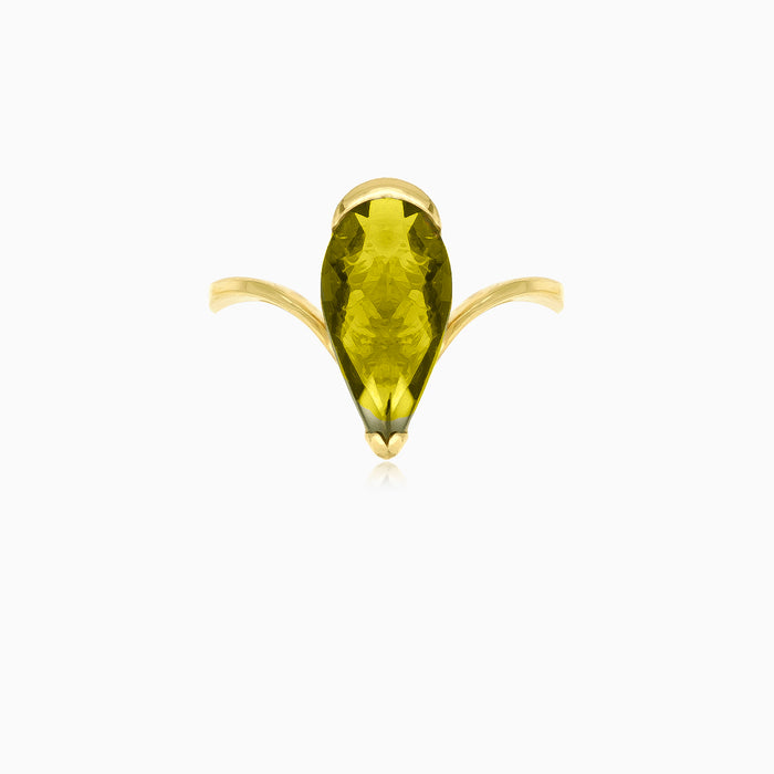 Tropfenförmiger Moldavit-Gold-Ring im feinen Stufenschliff