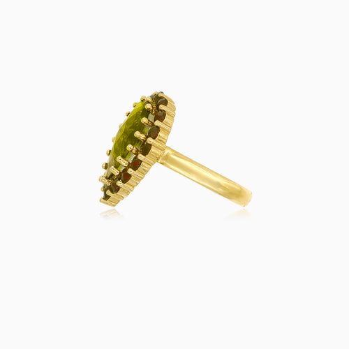 Zlatý prsten s kulatými granáty okolo vltavínu ve tvaru kapky