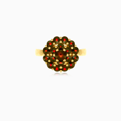 Půvabný krokový prsten ze žlutého zlata s granátovou krásou