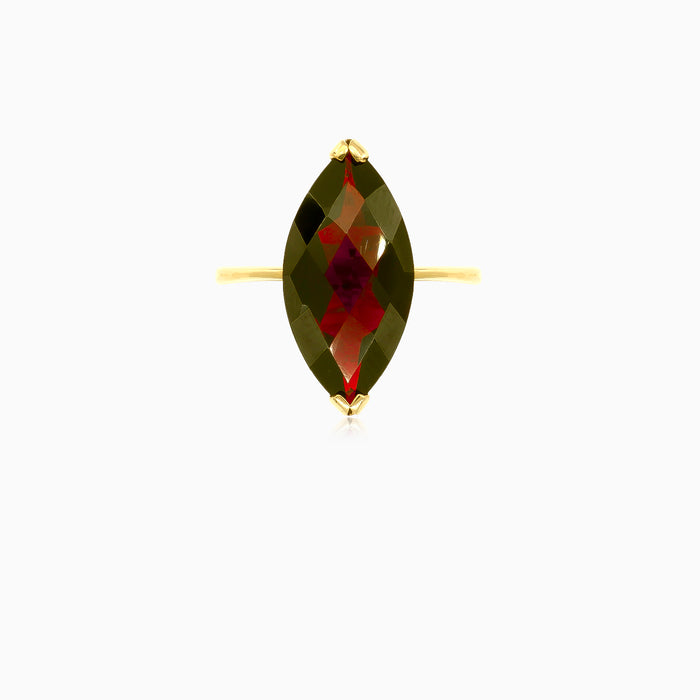 Anillo de granate con glamour sutil