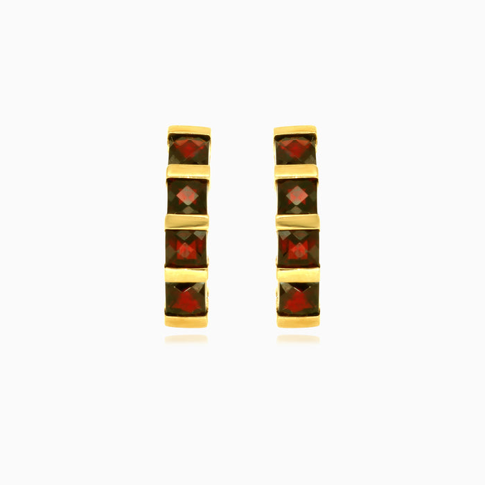 Pendientes colgantes de oro con granate talla princesa cuadrada.