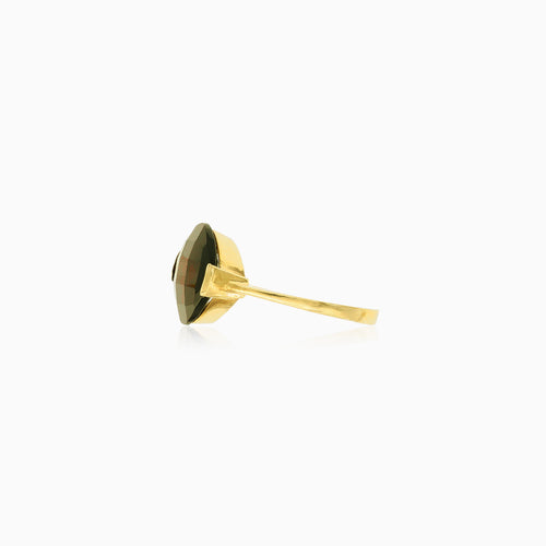 Refined yellow gold garnet ring