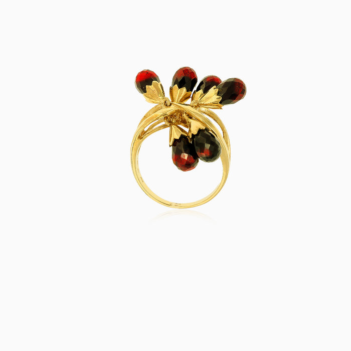 Bague élégante en or avec grenat briolette