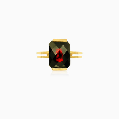 Zlatý prsten s odvážnou geometrií