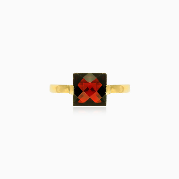 Anillo de oro con granate de corte princesa