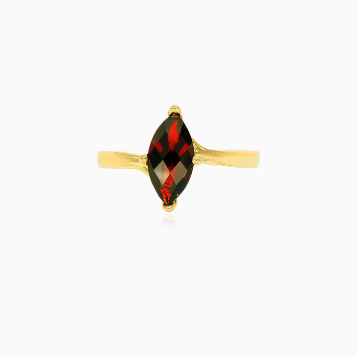 Schicker Goldring mit Granat im Marquiseschliff