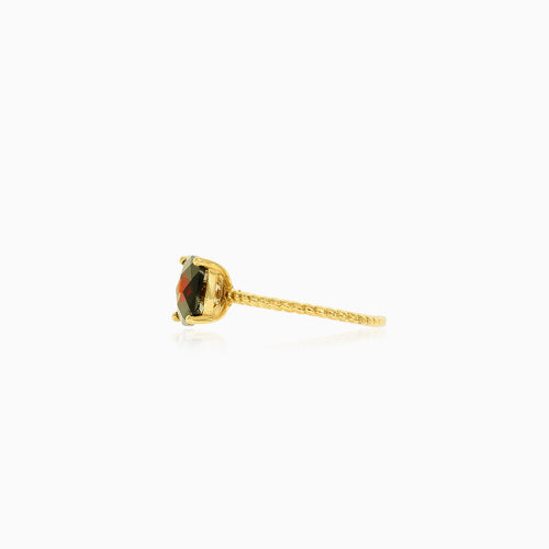 Zlatý prsten s granátem ve tvaru polštářku