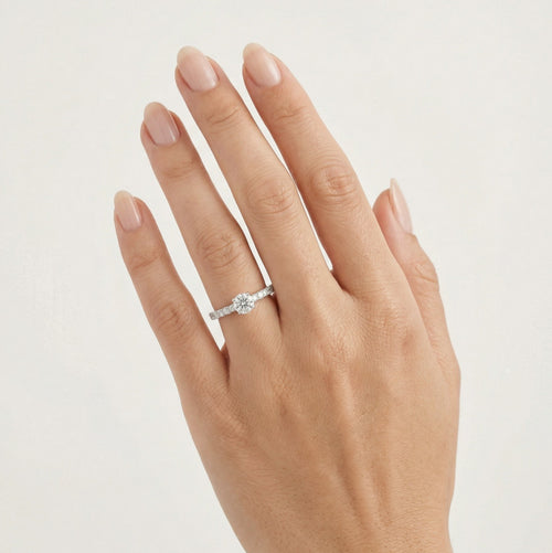 Anillo brillante de diamante redondo de corte escalonado fino